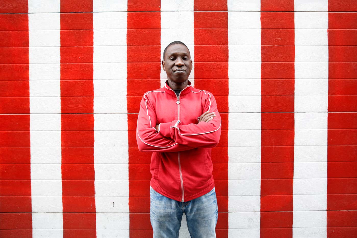 Migrante de Mauritaria en España posa para un reportaje fotográfico sobre migración.